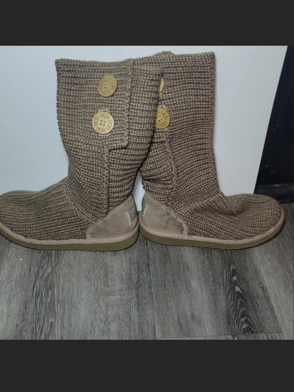 Girls Chestnut Sweater UGG boots, can be worn tall or short. Sz 3